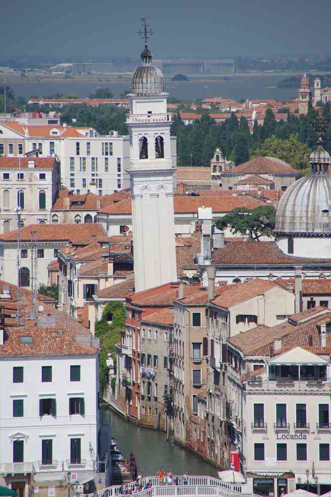 L’église orthodoxe San Giorgio dei Greci vue depuis le campanile de la basilique Saint-Georges (San Giorgio Maggiore). Le samedi 29 août 2015