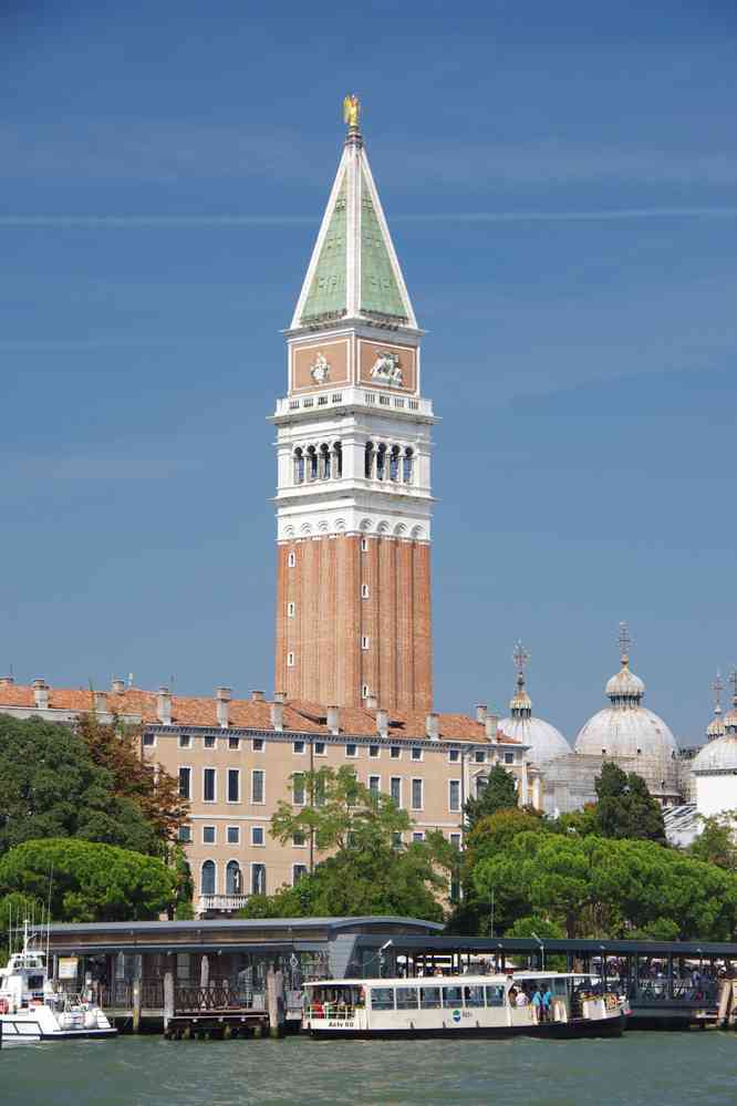 Le campanile de Saint-Marc vu depuis la pointe de la douane. Le samedi 29 août 2015