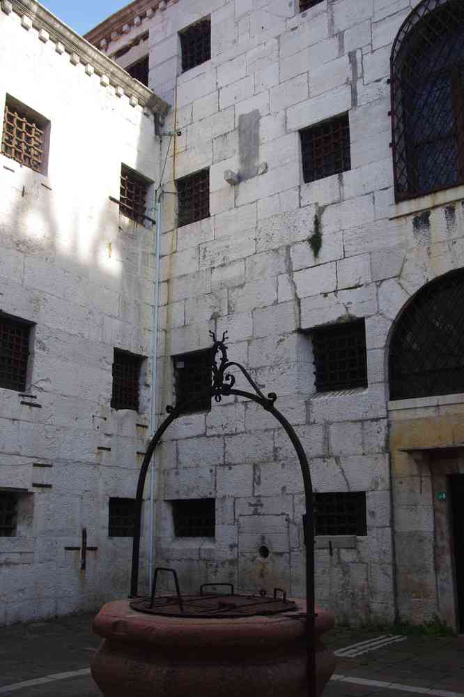 La cour intérieure de la prison attenante au palais des Doges. Le samedi 29 août 2015