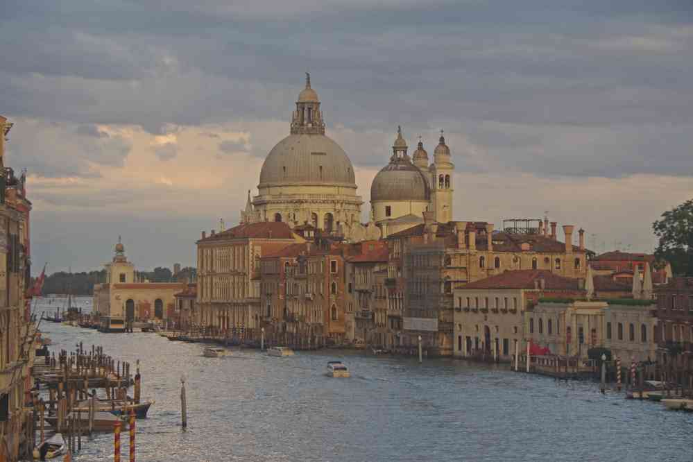 La vue classique sur Santa Maria della Salute, depuis le pont de l’Académie. Le samedi 5 septembre 2015