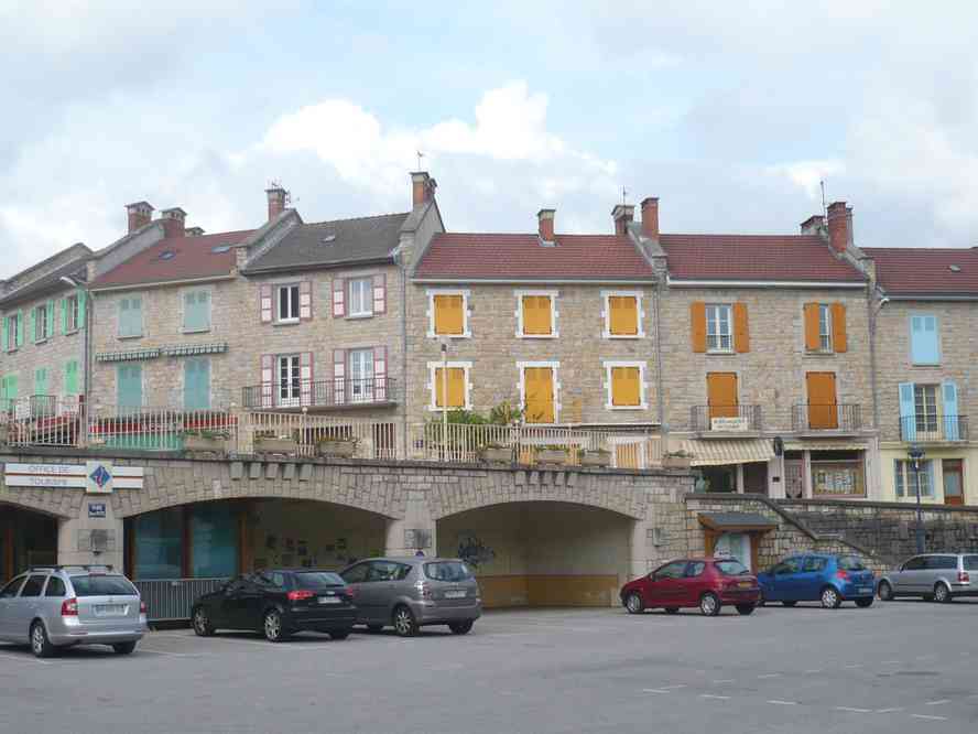 Maisons (reconstruites ?) à la Chapelle-en-Vercors. Le vendredi 3 juin 2011