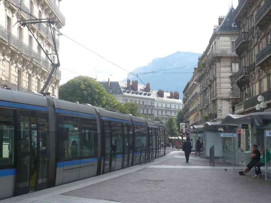 Grenoble : finalement ça valait le coup de sortir de la gare !. Le dimanche 5 juin 2011