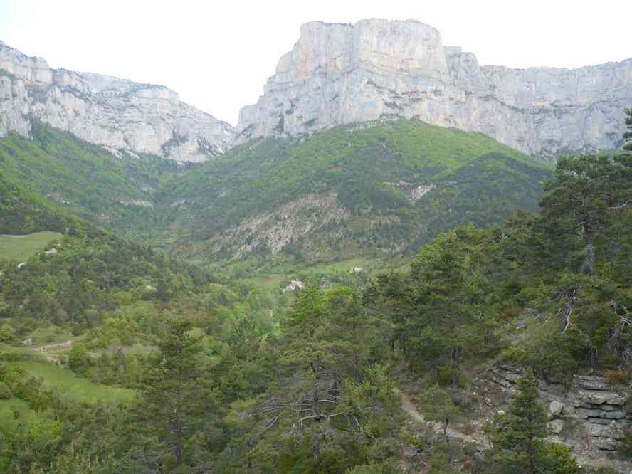 Sentier forestier montant en direction de Bénevise. Le samedi 19 mai 2012