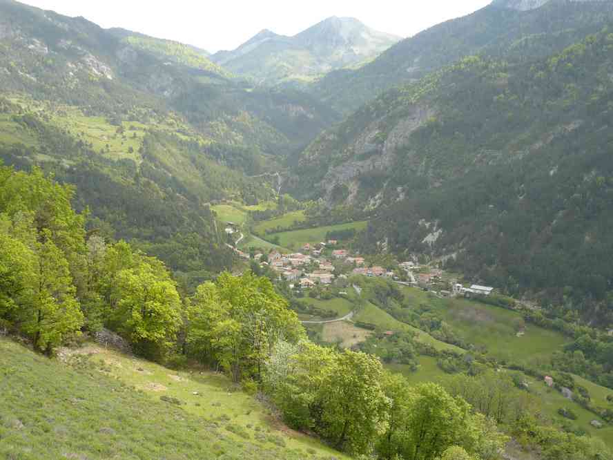 En bas le village des Nonnières. Le samedi 19 mai 2012