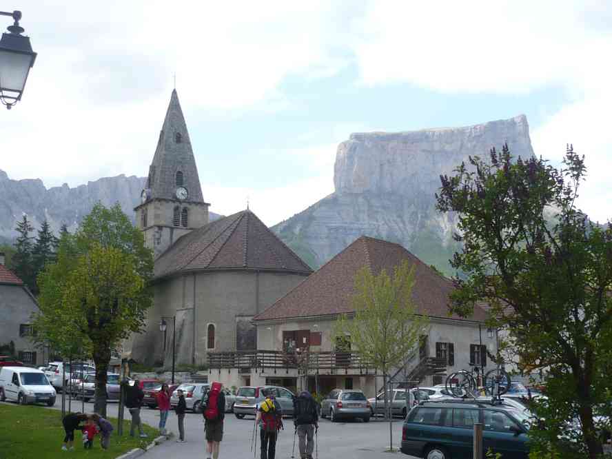 L’église de Chichilianne et le mont Aiguille. Le samedi 19 mai 2012