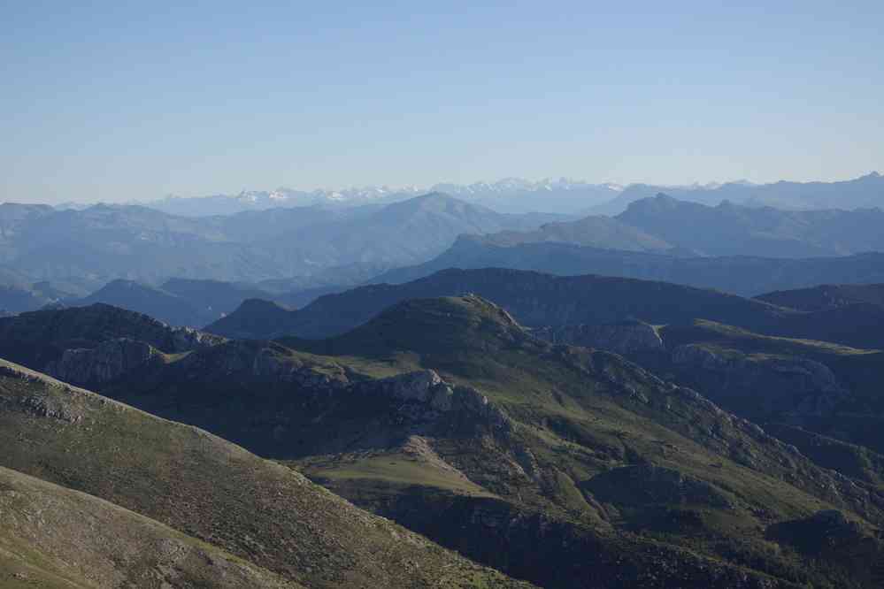 Vue depuis le sommet du mont Chiran (1905 m). Vue vers le massif des Écrins et la « muraille de Chine »