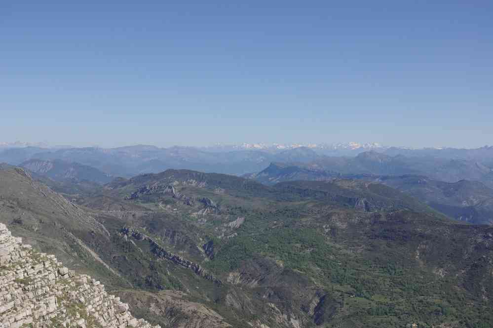 Depuis le sommet du Grand Mourre (1898 m). Vue sur le massif des Écrins. Le vendredi 18 mai 2007