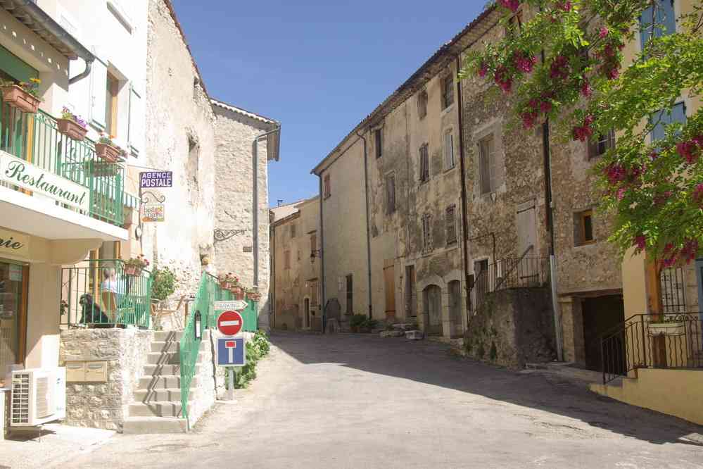 La rue principale du village de Rougon. Le vendredi 18 mai 2007