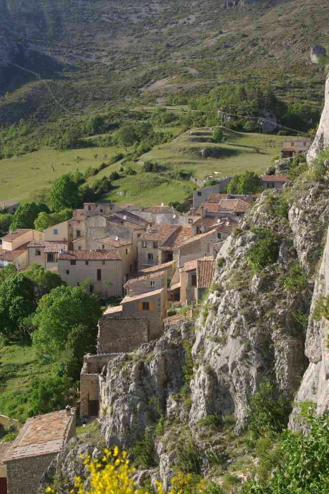Le village de Rougon vu du rocher de sa citadelle. Le vendredi 18 mai 2007