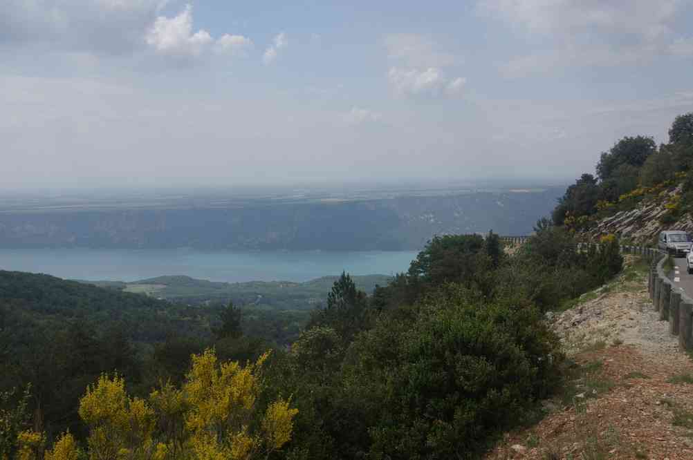 Le lac de Sainte-Croix vu depuis la route sous le col d’Illoire et au-dessus d’Aiguines. Le dimanche 20 mai 2007