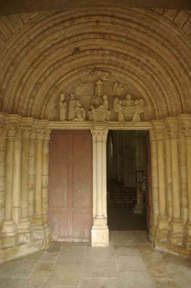 Le portail ouest de l’église de Pontaubert. Le samedi 20 avril 2013