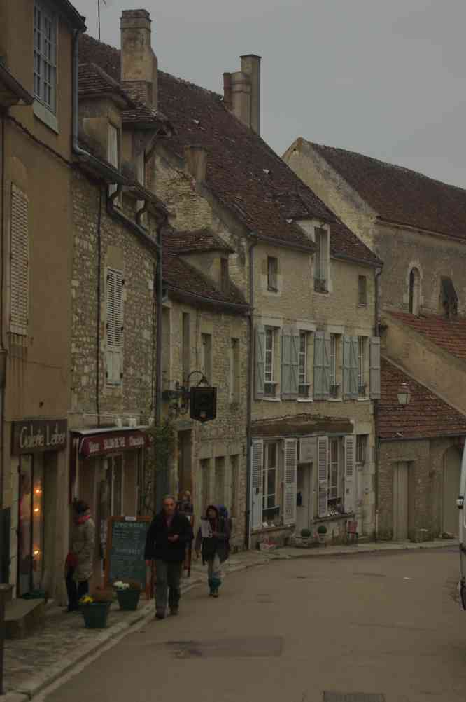 Vézelay (la grande rue pavée). Le samedi 20 avril 2013