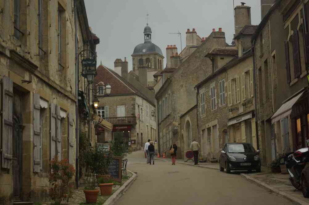 Vézelay (la grande rue pavée). Le samedi 20 avril 2013