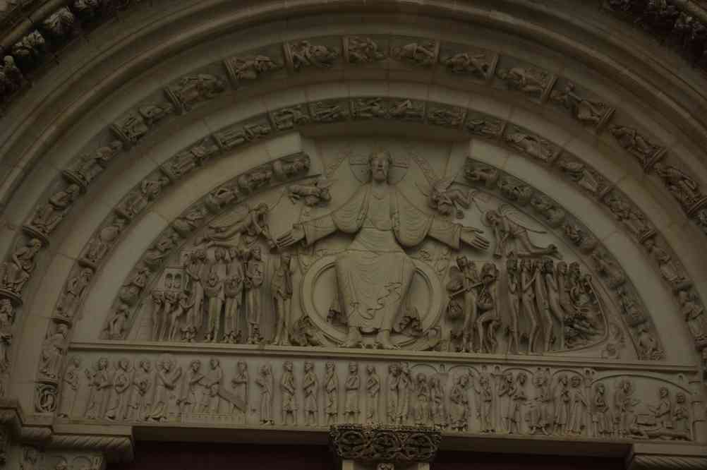 Vézelay (basilique Sainte-Marie-Madeleine : tympan du Jugement dernier sur le portail central de la façade). Le samedi 20 avril 2013