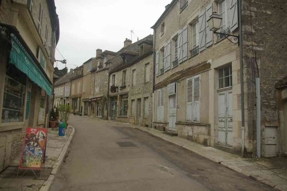 Vézelay : la grande rue pavée (presque) déserte…. Le dimanche 21 avril 2013