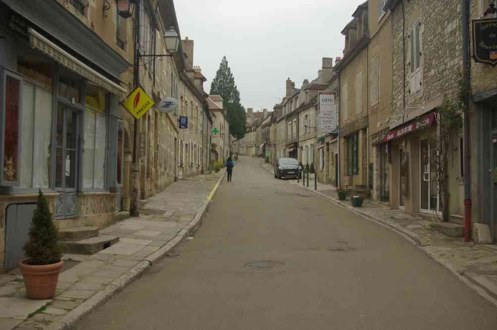 Vézelay : la grande rue pavée (presque) déserte…. Le dimanche 21 avril 2013