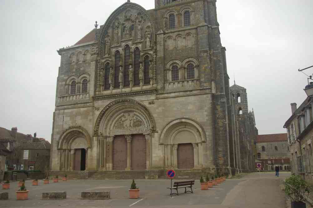 Vézelay : la façade de la basilique Sainte-Marie-Madeleine. Le dimanche 21 avril 2013
