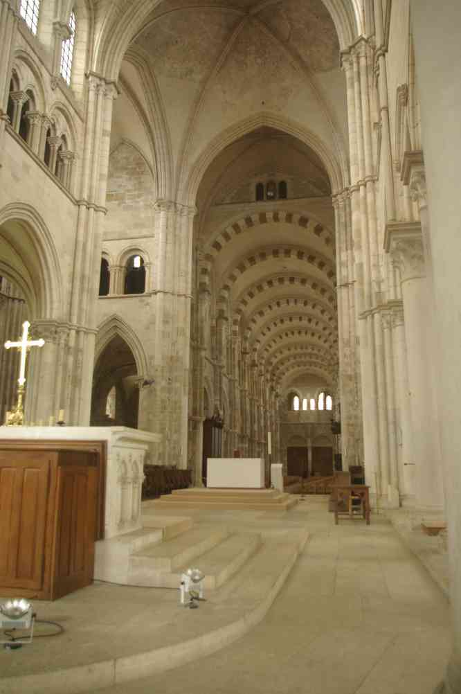 Vézelay : basilique Sainte-Marie-Madeleine (la nef vue du chœur). Le dimanche 21 avril 2013