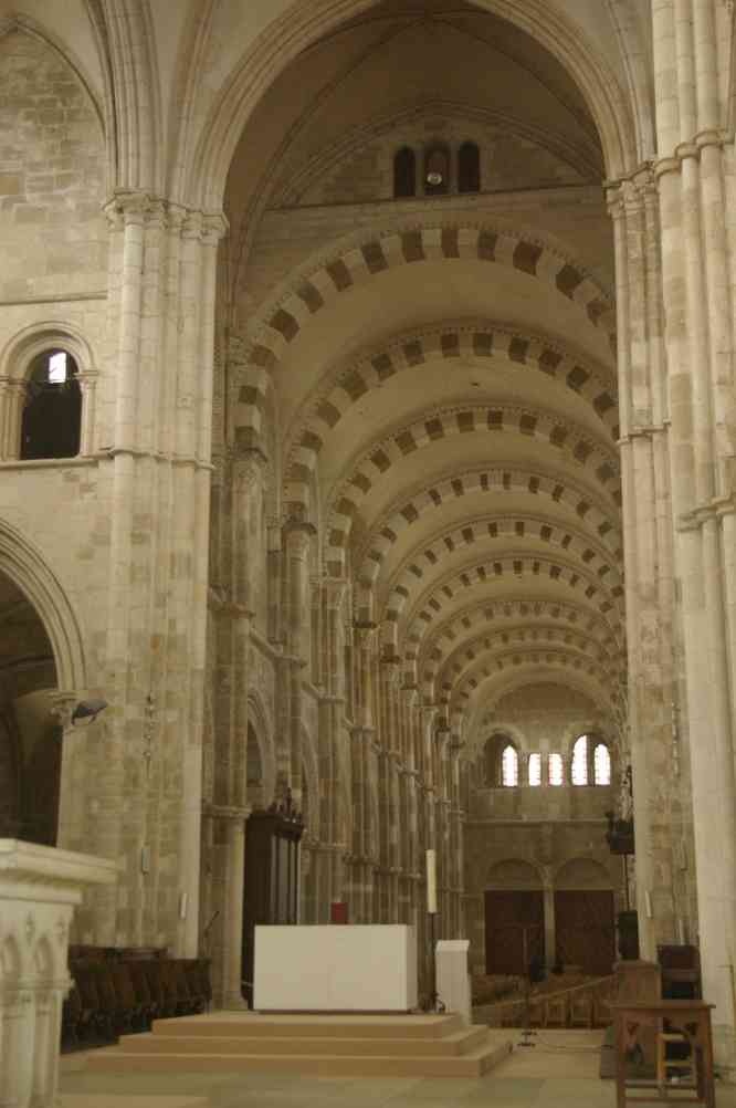 Vézelay : basilique Sainte-Marie-Madeleine (la nef vue du chœur). Le dimanche 21 avril 2013