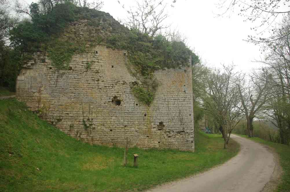 Remparts de Vézelay. Le dimanche 21 avril 2013
