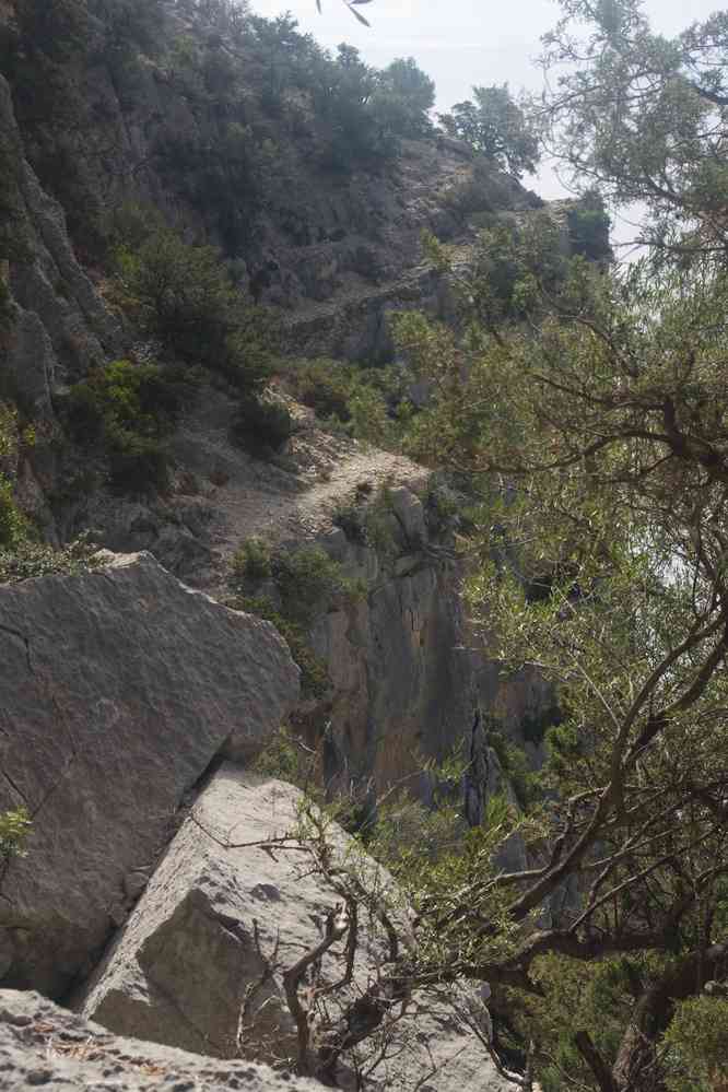 Sentier traversant la falaise. C’est le départ du mythique « Selvaggio Blu » (6 septembre 2022)