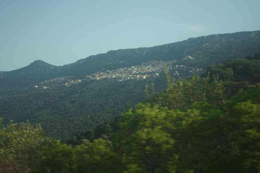 Le village de Baunei photographié depuis le véhicule, le 7 septembre 2022