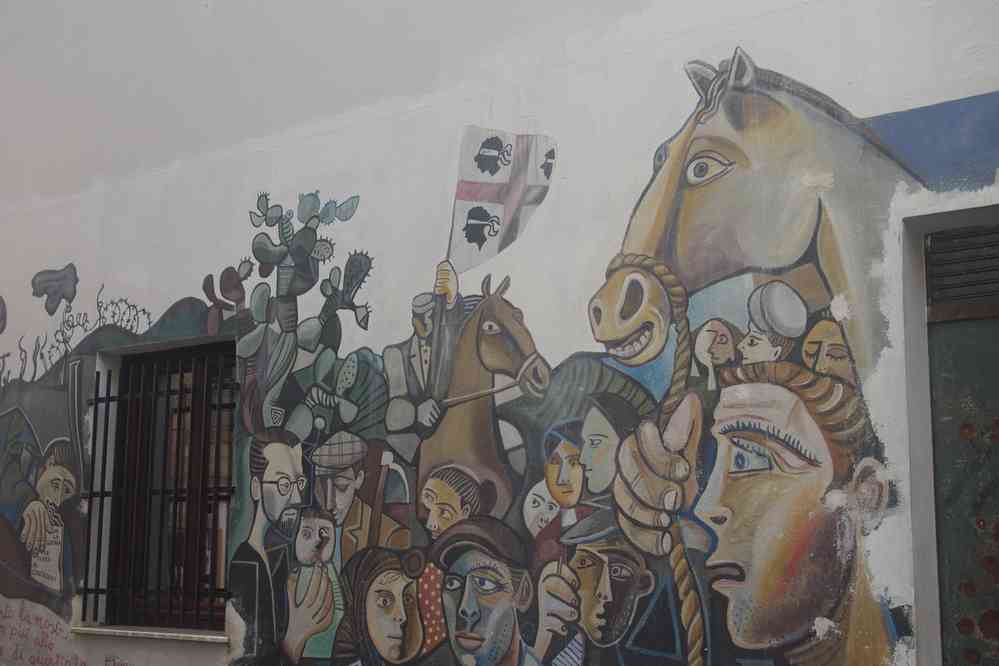 Peintures murales gauchistes à Orgosolo, le 9 septembre 2022