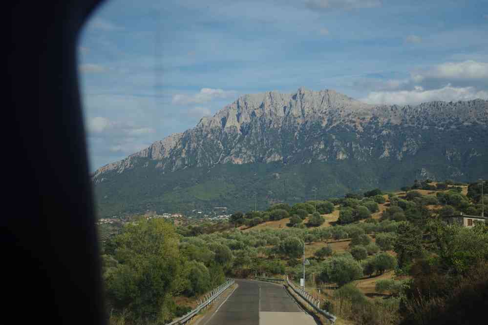 Le mont Corrasi photographié depuis le minibus, le 9 septembre 2022