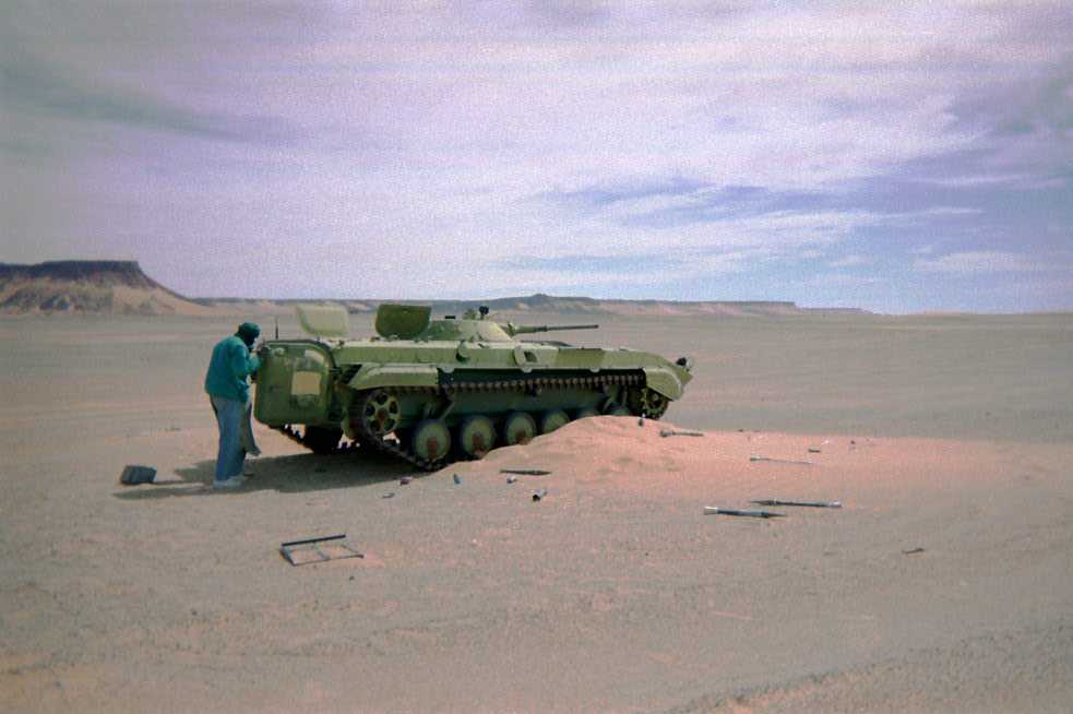 Une carcasse de char libyen et ses obus prêts à l’emploi (23 février 1998)