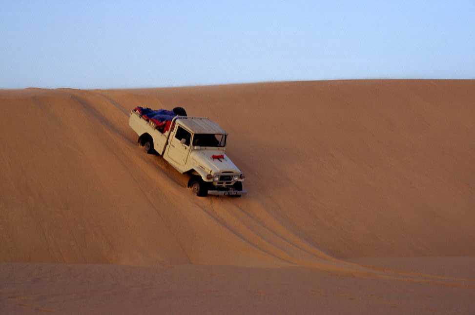Descente d’une dune dans l’erg du Djourab (9 février 1998)