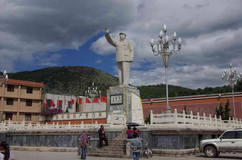 Li-kiang (丽江市, 麗江市 Lijiang), statue de Mao dans la ville nouvelle, le 10 octobre 2010