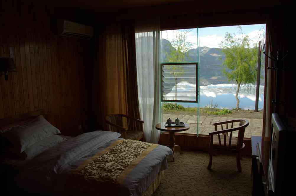 Le lac Loukou (泸沽湖, Lugu), photographié de ma 
chambre d'hôtel à Louo-chouei (落水, Luoshui), le 11 octobre 2010