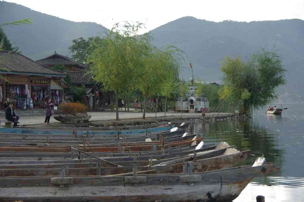 Barques destinées à promener les touristes sur le lac Loukou (泸沽湖 Lugu), le 11 octobre 2010