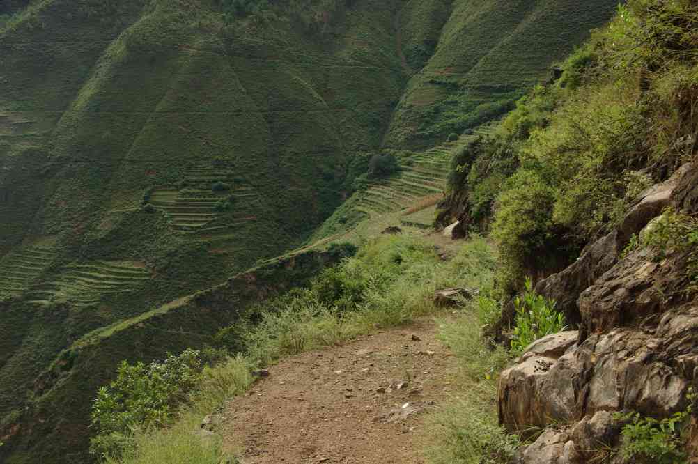 Sentier à flanc de montagne dans la vallée de Tchong-ta-wan (中大湾 Zhongdawan), le 16 octobre 2010