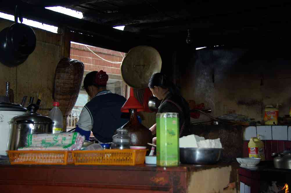 Les cuisines du 
restaurant de Pao-chan-siang (宝山乡 Baoshanxiang), le 18 octobre 
2010