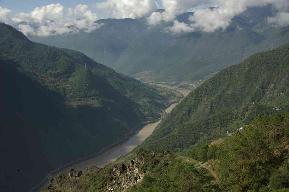 Progression au-dessus des gorges du Saut du Tigre (虎跳峡), le 20 octobre 2010