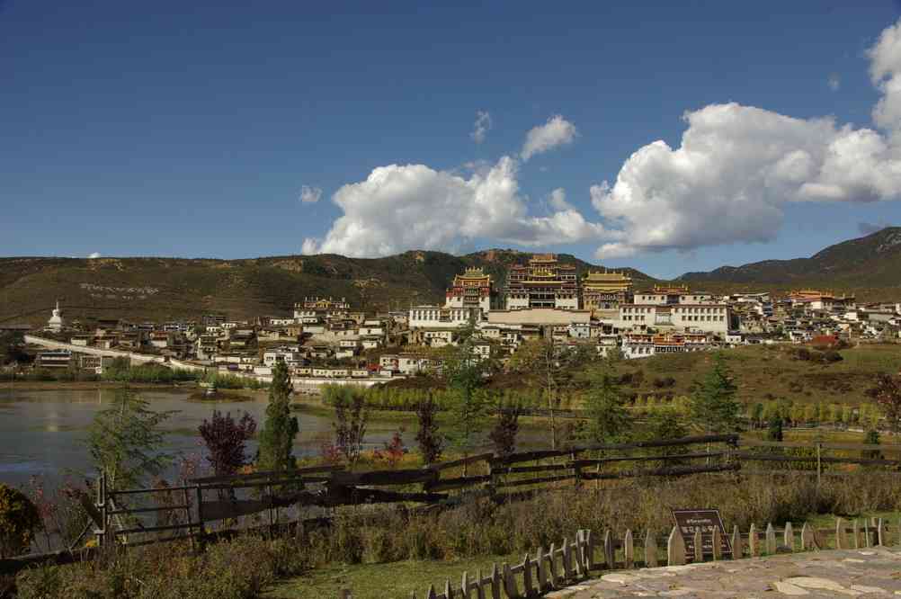 Le monastère de Song-tsan-lin (Ganden Sumtseling, 松赞林寺, Songzanlin, དགའ་ལྡན་སུམ་རྩེན་གླིང་) à Tchong-tien (中甸县 Zhongdian, སེམས་ཀྱི་ཉི་ཟླ།), le 20 octobre 2010