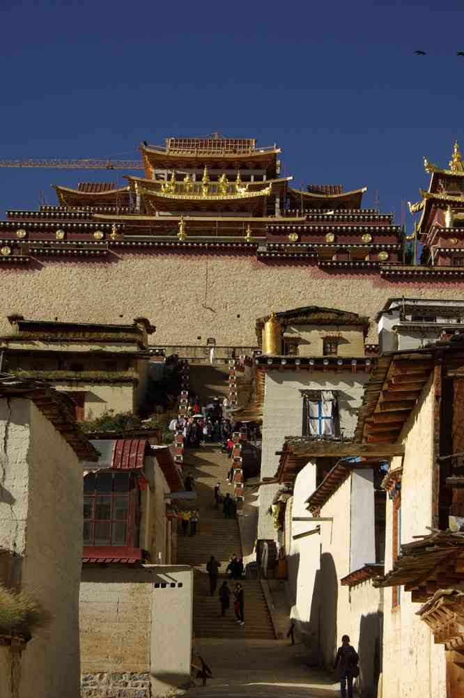 Le monastère de Song-tsan-lin (Ganden Sumtseling, 松赞林寺, Songzanlin, དགའ་ལྡན་སུམ་རྩེན་གླིང་) à Tchong-tien (中甸县 Zhongdian, སེམས་ཀྱི་ཉི་ཟླ།), le 20 octobre 2010