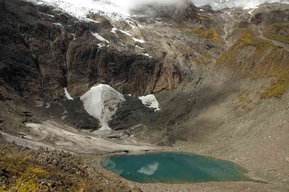 Lac glaciaire au pied du massif du Khawa Karpo (卡瓦格博), le 25 octobre 2010