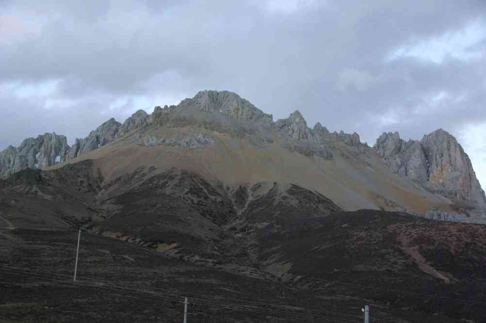 Arrêt au col de Yak La 
(4300 m). Vue sur un sommet minéral, le 26 octobre 
2010