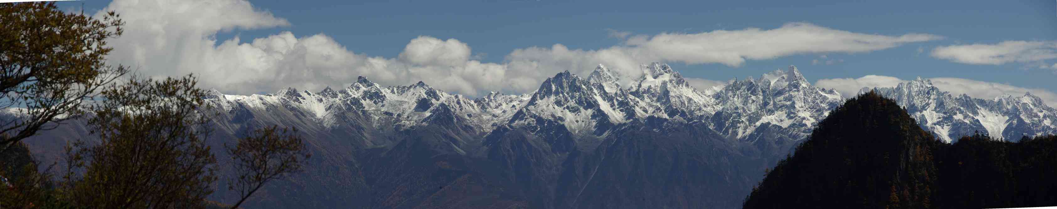 Vue en direction du massif du mont Paimang (白芒雪山 Baimang), le 25 octobre 2010