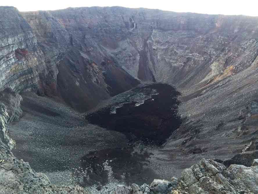 Le cratère Dolomieu effondré, vu du cratère Bory (photo : Christian DEILHES)
