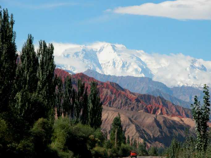 Les contreforts du Pamir, le 18 août 2005 (photo : Alain Allard)