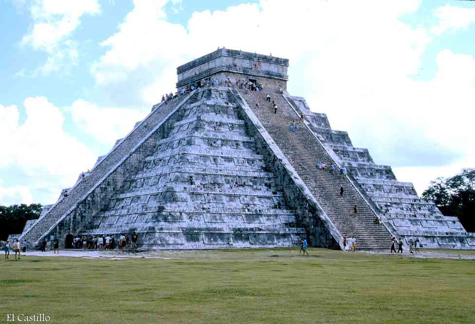 Chichén Itzá, El Castillo (pyramide de Kukulcán), le 10 novembre 2002 (photo : Gilbert Morice
